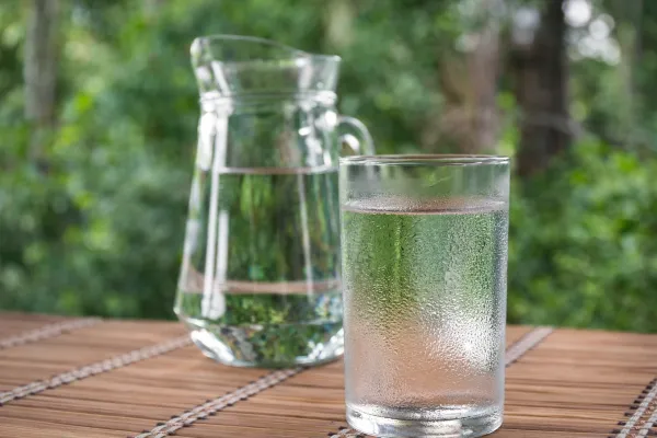 Kolik vody denně pít a proč